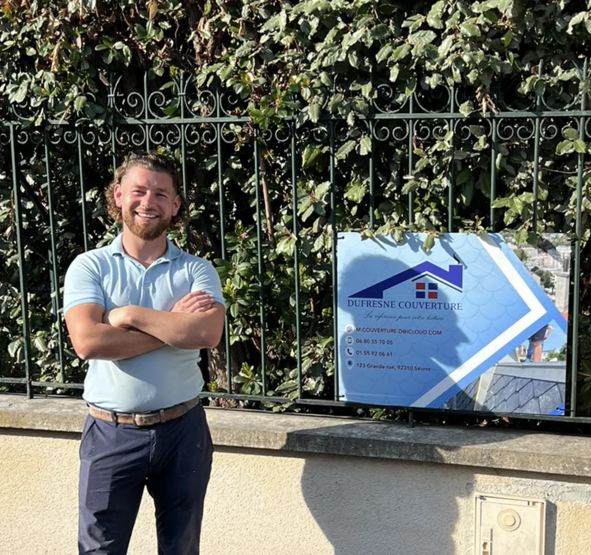Artisan Dufresne Couverture devant l’affiche de son entreprise à Sèvres