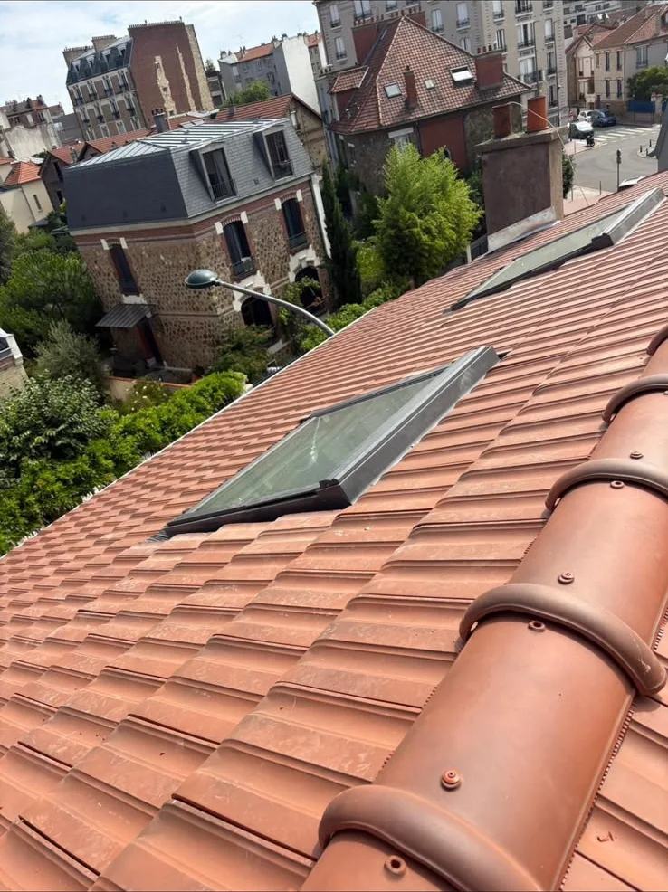 Fenêtres de toit sur une couverture en tuiles