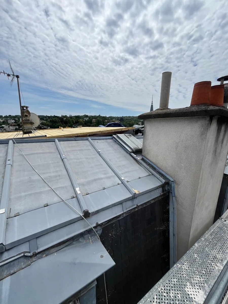 Détail de zinguerie sur toiture en zinc